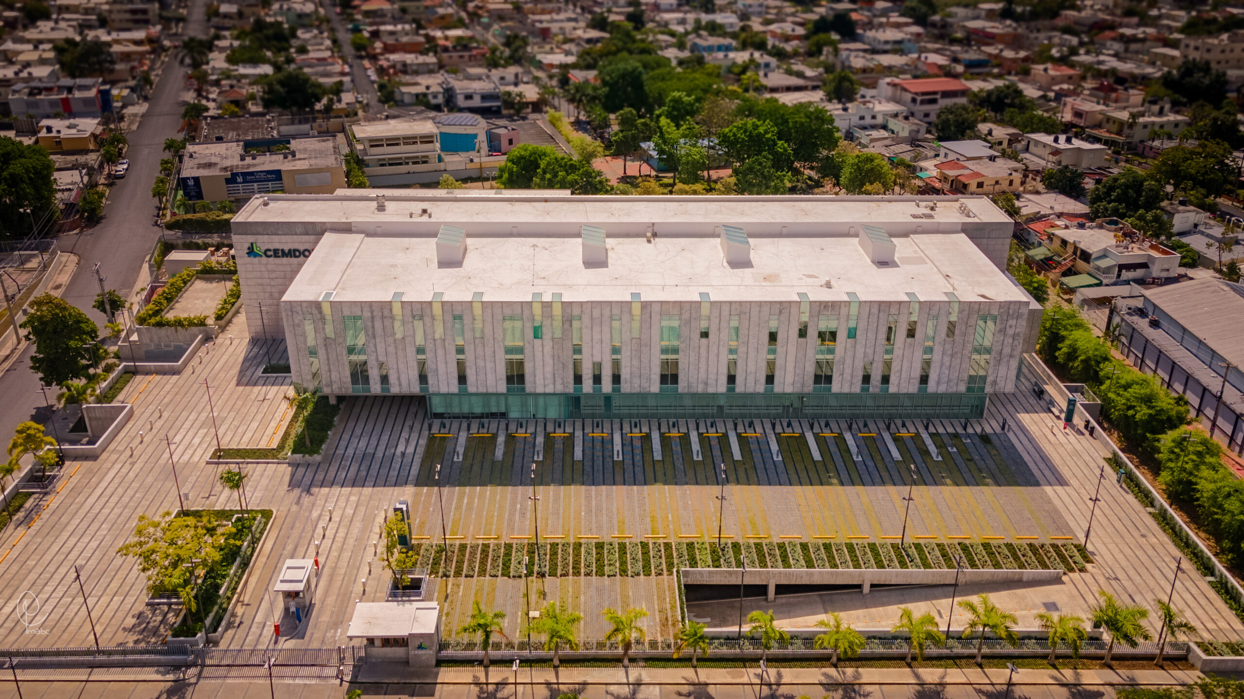 CEMDOE – Nuevo concepto en medicina y servicio en RD, edificio Green Building